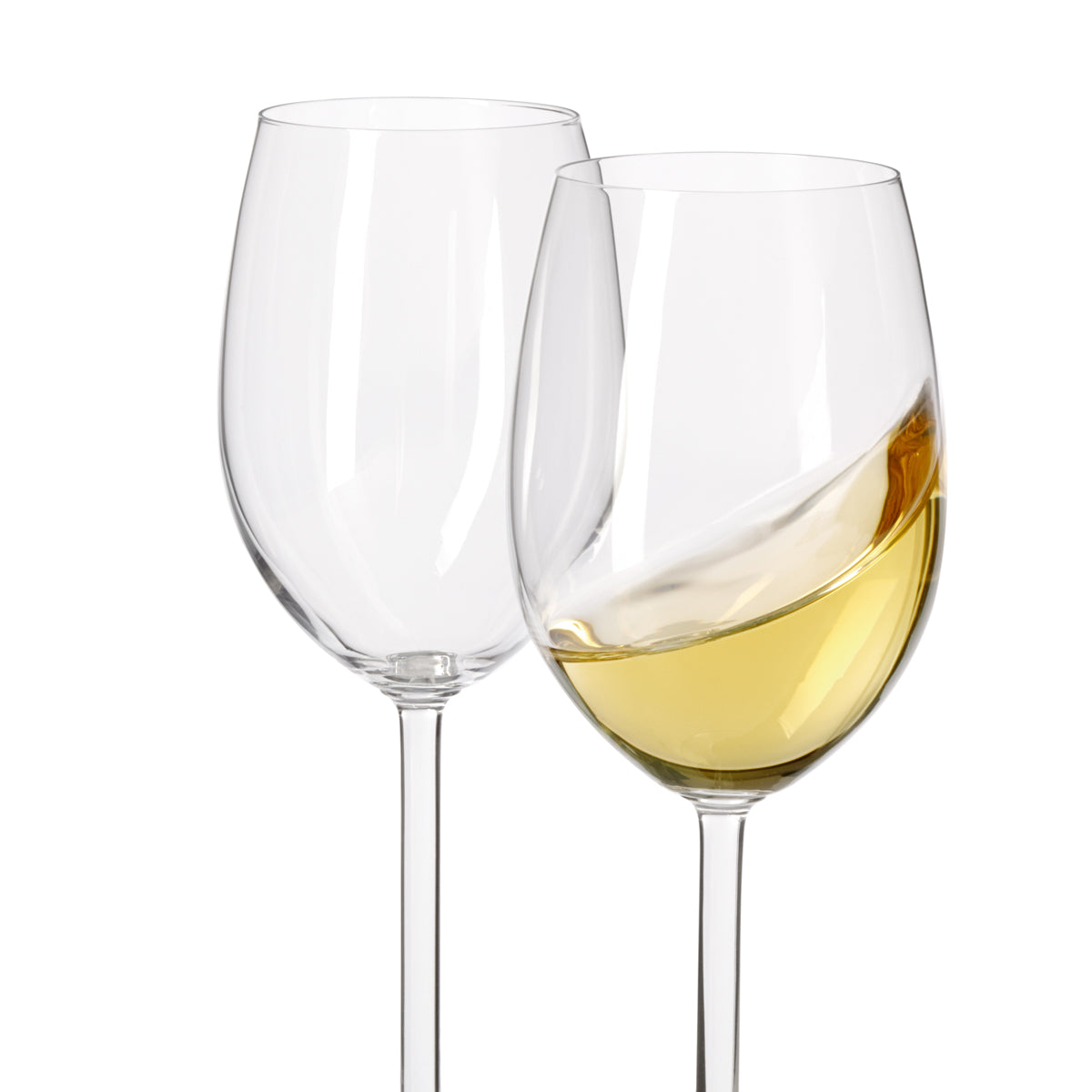 Zwei Weißweingläser DAILY, eines leer und eines mit gelblichem Wein gefüllt