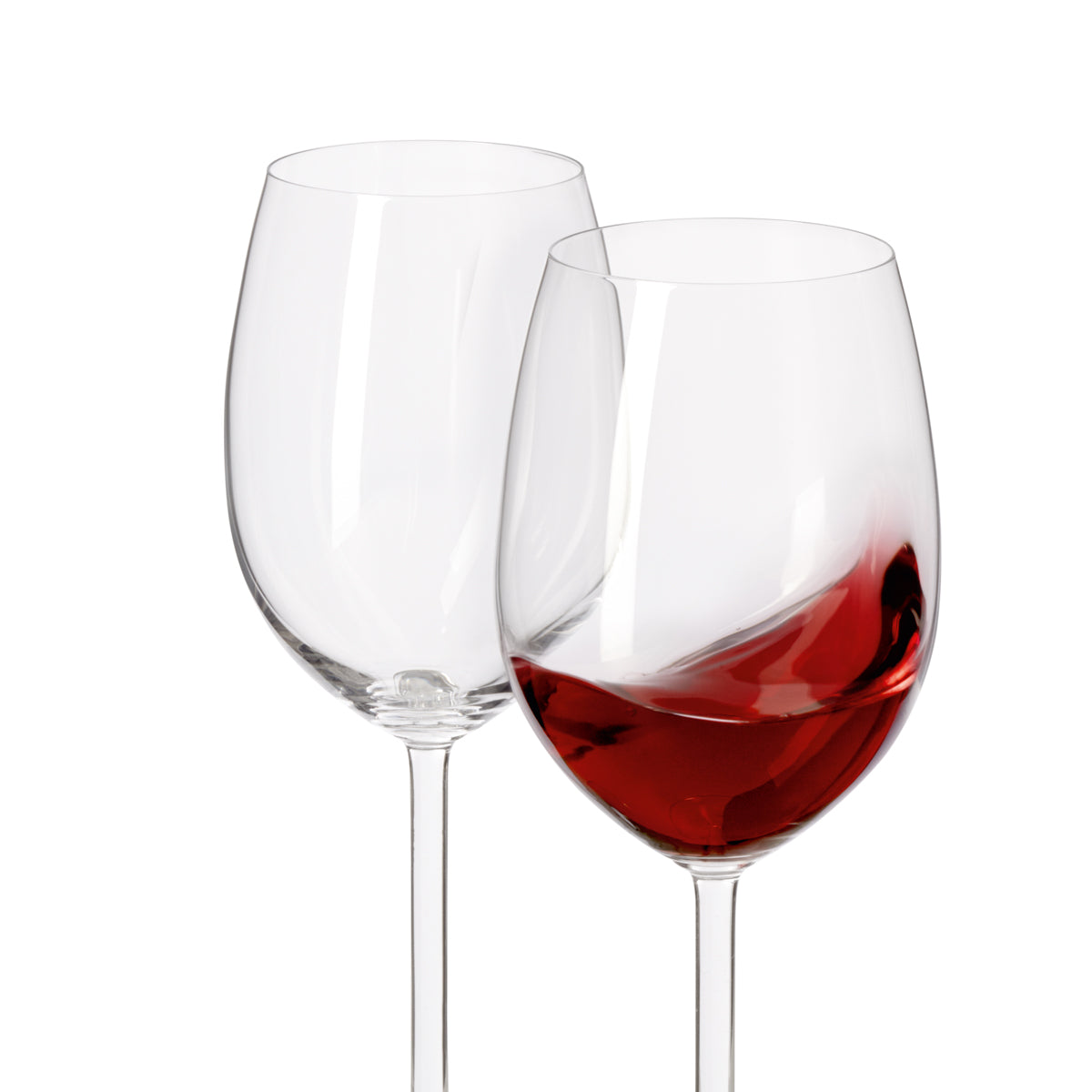 Zwei Rotweingläser DAILY, eines gefüllt mit Rotwein, eines leer