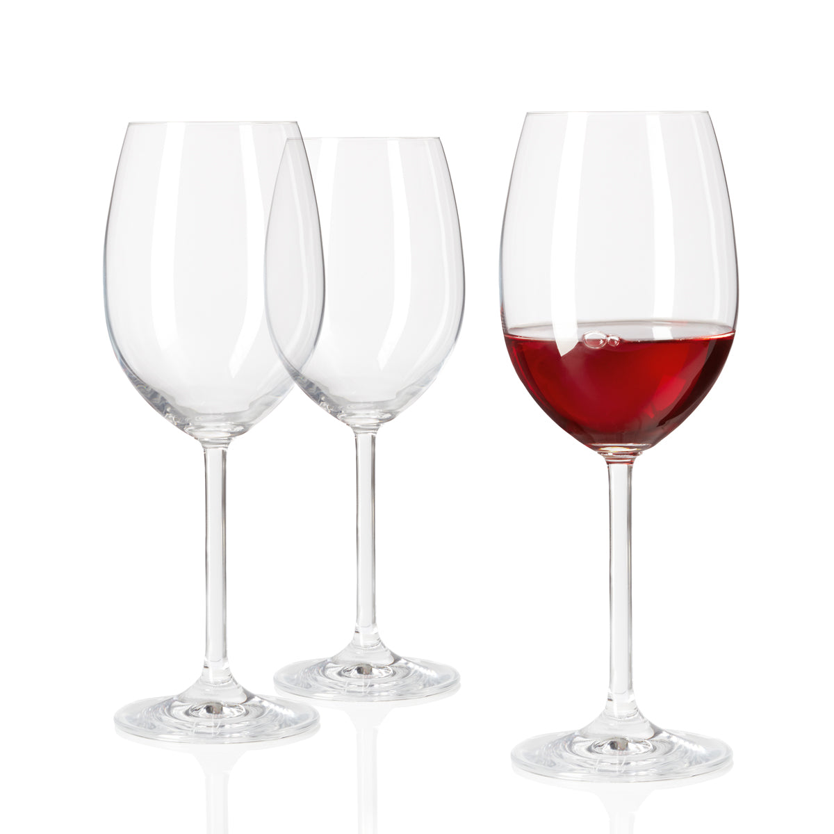Drei Rotweingläser DAILY, zwei leer und eines mit rotem Wein gefüllt