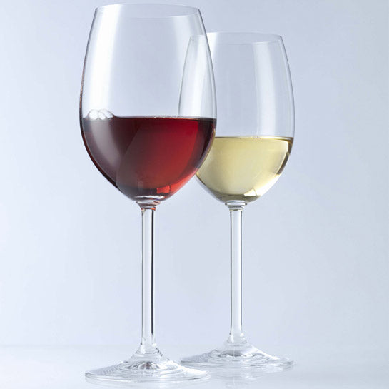 Zwei Rotweingläser DAILY mit Rotwein und Weißwein gefüllt