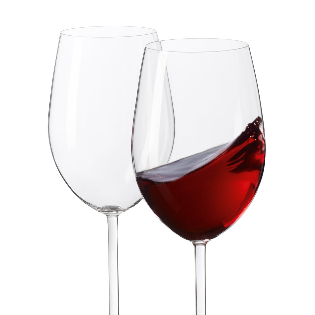 Zwei Bordeauxgläser DAILY, eines leer und eines mit rotem Wein gefüllt