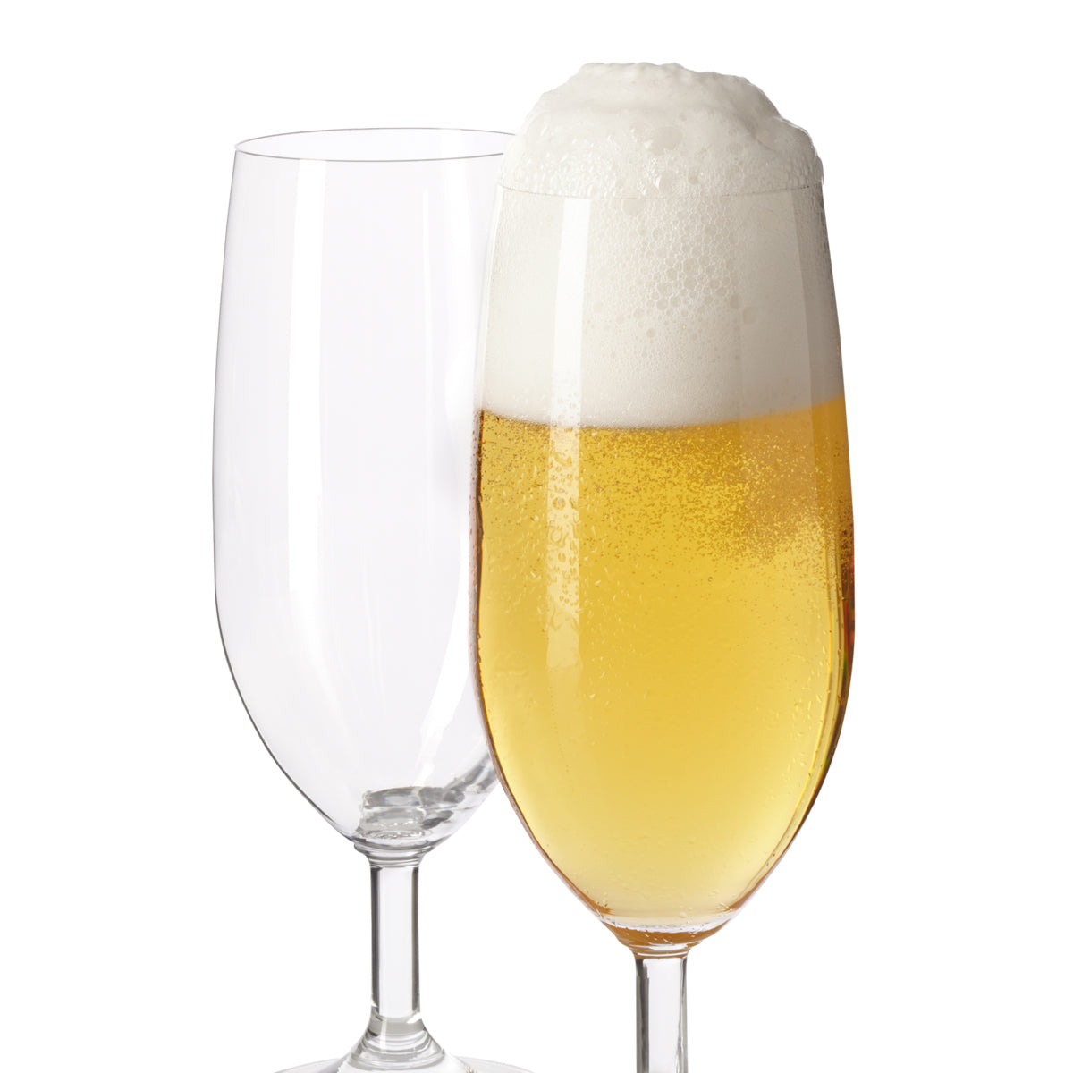 Zwei Gläser, eines leer und eines mit Bier gefüllt und Schaum