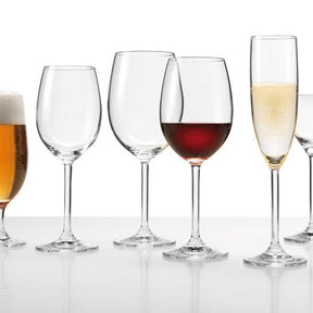 Verschiedene Glaeser mit Bier, Wein und Champagner nebeneinander