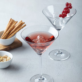 Cocktailglas DAILY 270 ml mit roten Cocktails und Beeren auf gedecktem Tisch