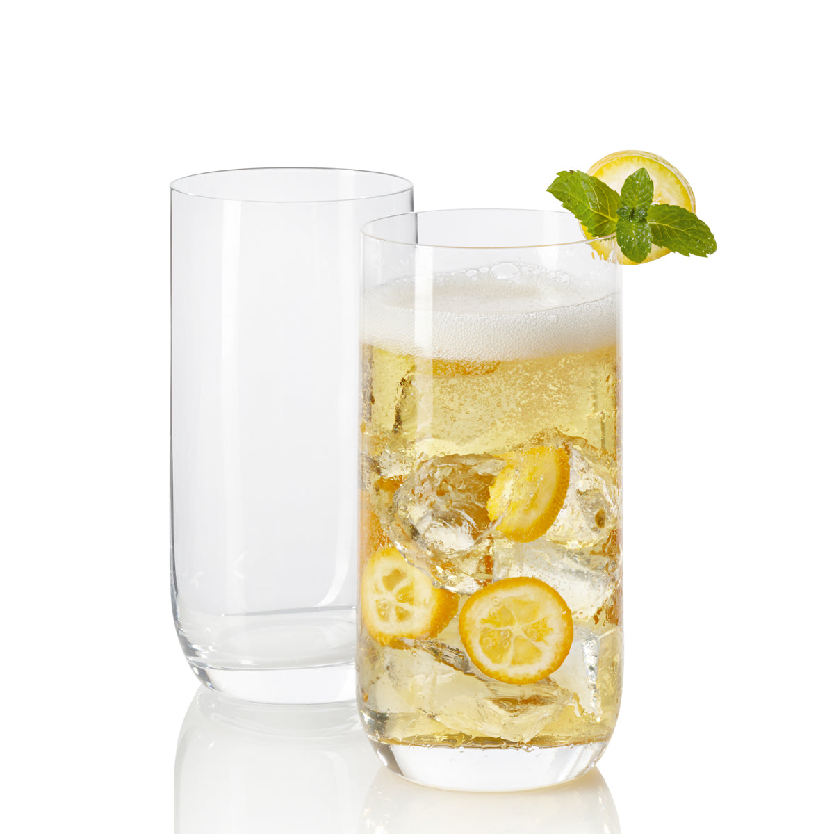 Zwei Trinkgläser DAILY, eines leer und eines gefüllt mit Zitronenlimonade, Eiswürfeln, Zitronenscheiben und Minze