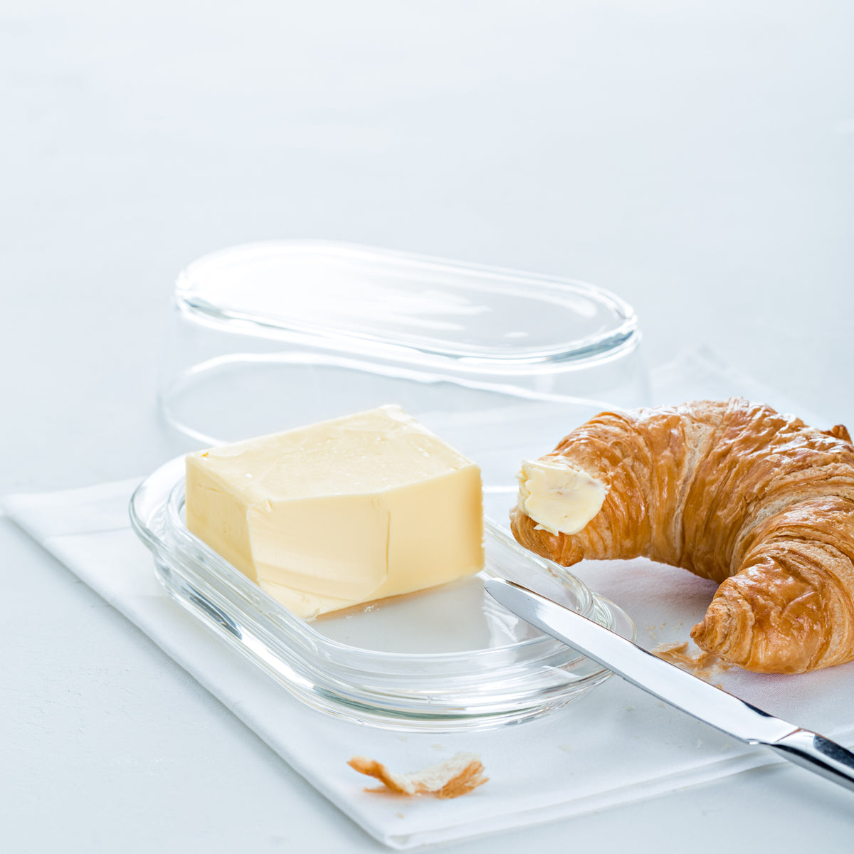 Butterdose CIAO mit Butter und Croissant auf weißem Tablett