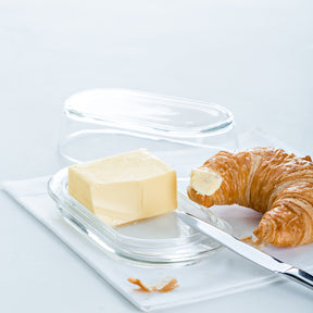 Butterdose CIAO mit Butter und Croissant auf weißem Tablett