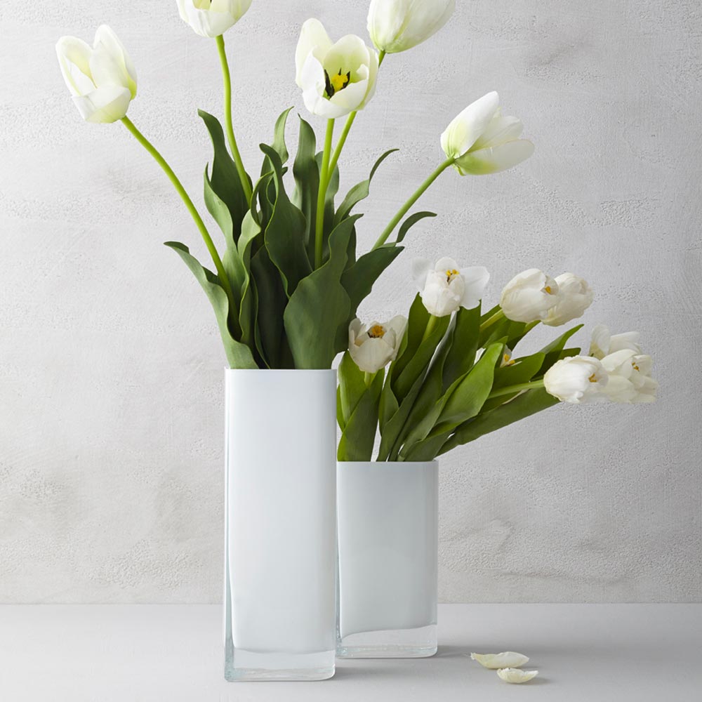 Vase LUCCA weiß mit weißen Tulpen und Narzissen gefüllt