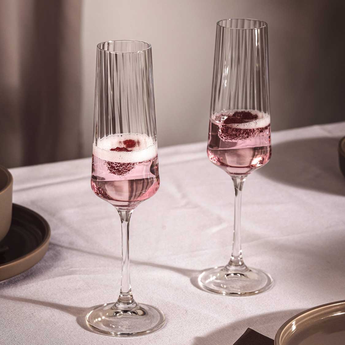 Zwei Sektgläser PAOLO mit Roséwein auf gedecktem Tisch
