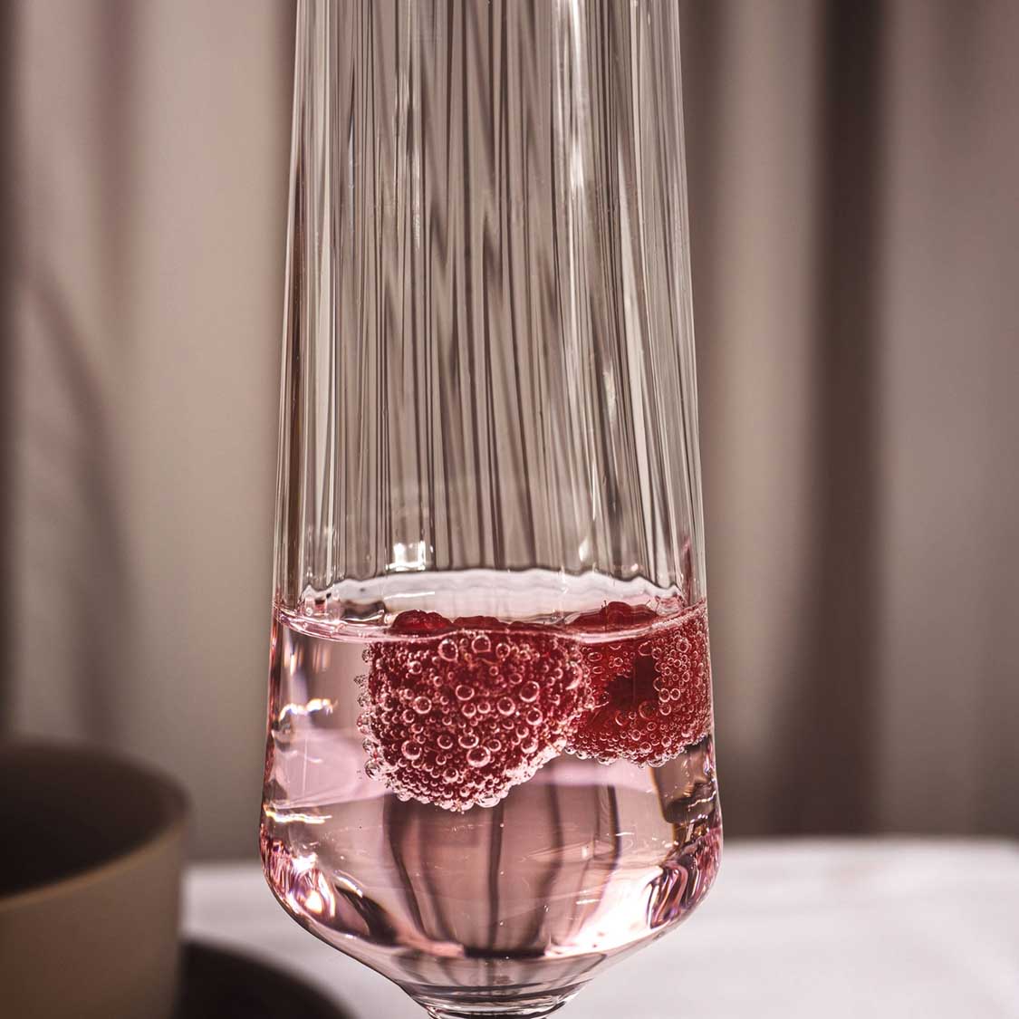 Sektglas PAOLO mit rosé Flüssigkeit und Blasen gefüllt