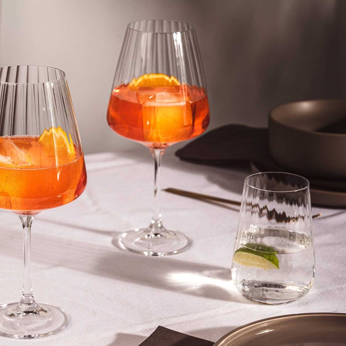 Trinkgläser PAOLO mit Cocktails und Wasser auf gedecktem Tisch