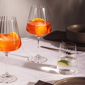 Trinkgläser PAOLO mit Cocktails und Wasser auf gedecktem Tisch