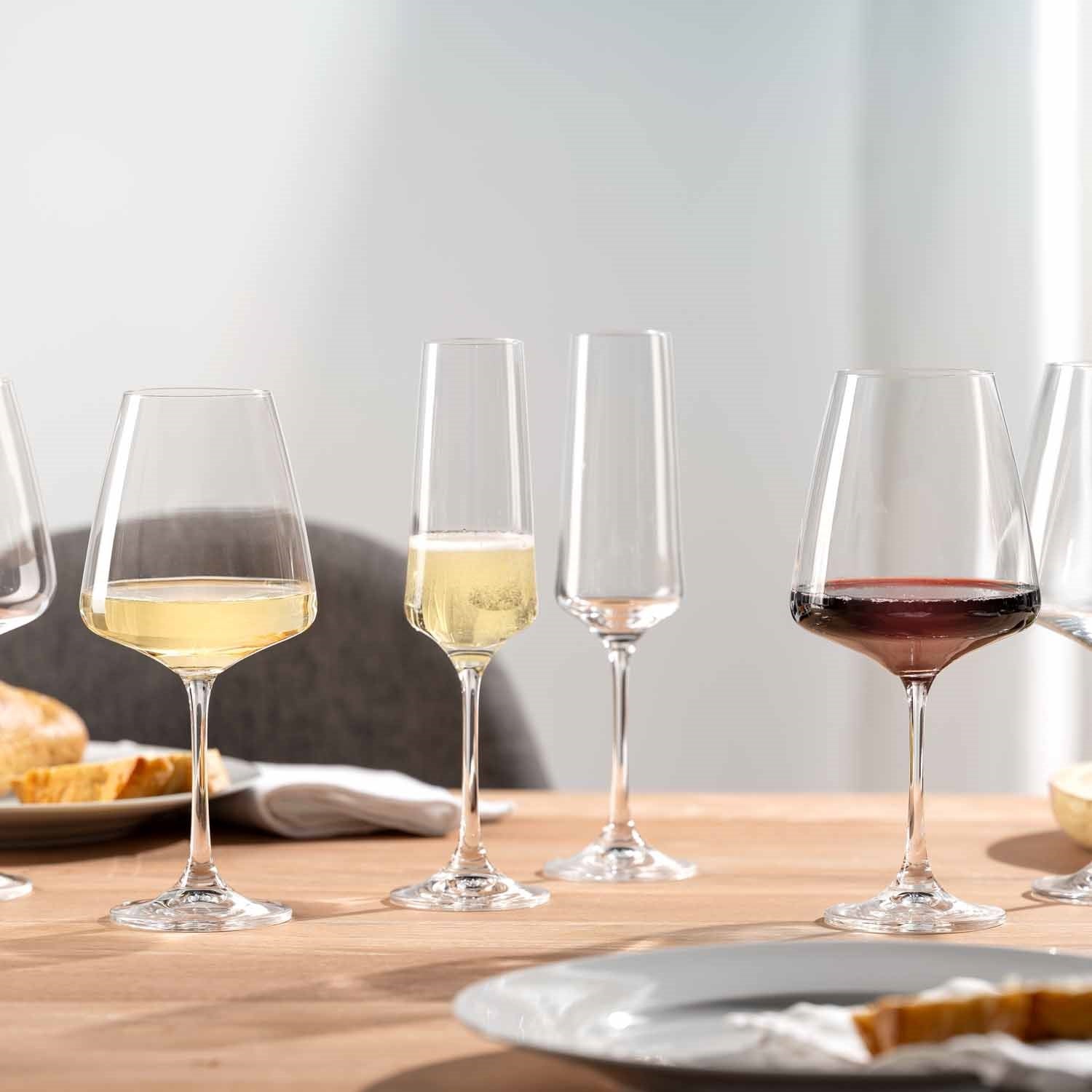 Kelchglasset PALADINO mit verschiedenen Weinen auf gedecktem Tisch