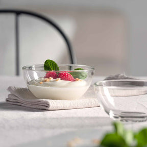 Schale CUCINA mit Joghurt, Beeren und Müsli auf gedecktem Tisch