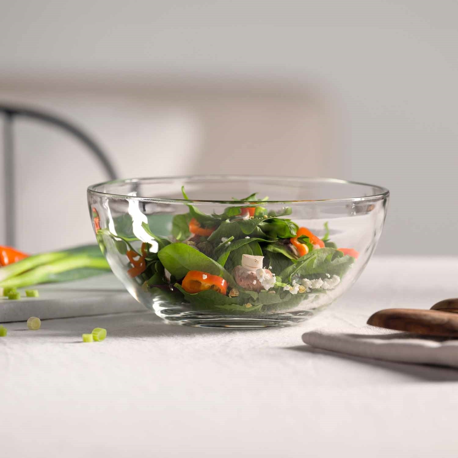 Schale CUCINA 22 cm mit Salat und Gemüse auf Küchentisch