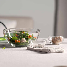 Schale CUCINA mit Salat auf Tisch mit Gläsern und Besteck