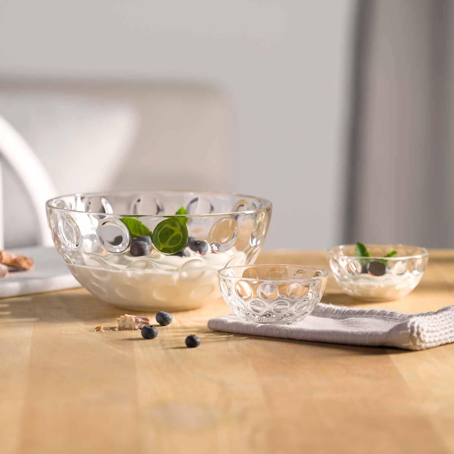 Schalen CUCINA OPTIC mit Blaubeeren und Minze auf Holztisch