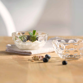 Schale CUCINA OPTIC mit Blaubeeren und Minze, daneben weitere Schalen auf Holztisch mit Tuch