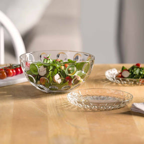 Glasteller CUCINA OPTIC auf gedecktem Tisch mit Salat