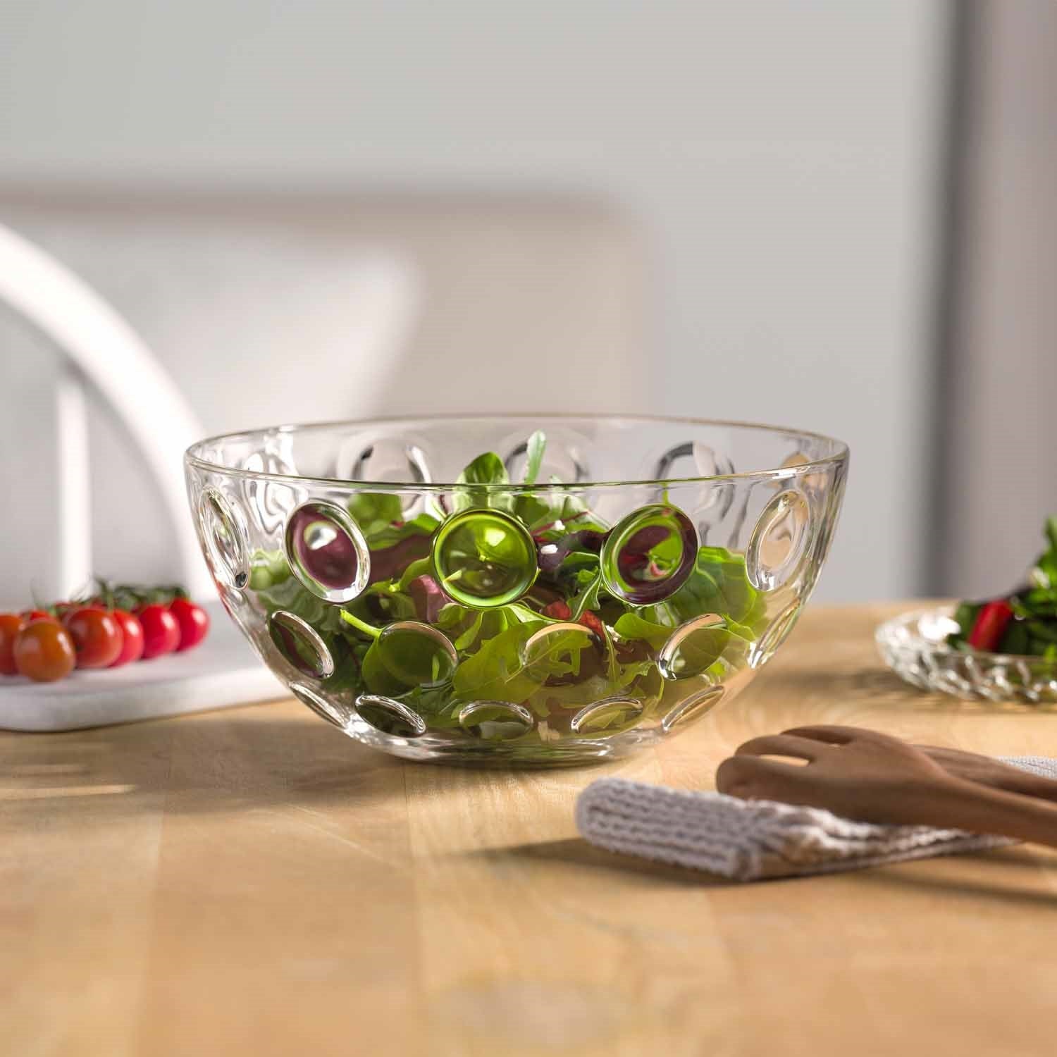 Schale CUCINA OPTIC mit grünen Oliven auf Holztisch, Besteck und Serviette daneben