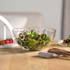 Schale CUCINA OPTIC mit grünen Oliven auf Holztisch, Besteck und Serviette daneben