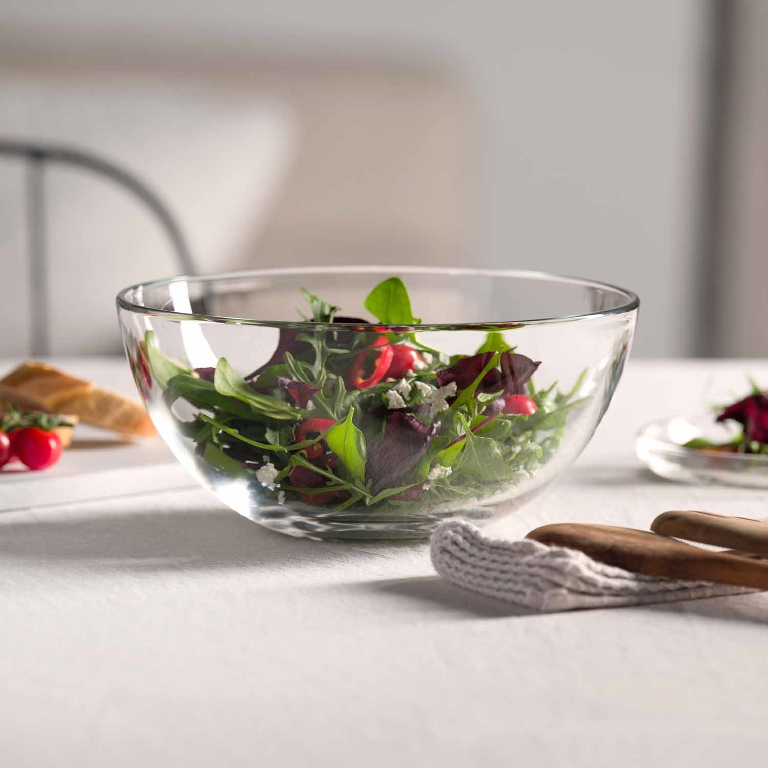 Schale CUCINA mit Salat und Gemüse auf gedecktem Tisch