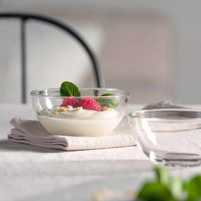 Glasschale CUCINA mit Joghurt, Beeren und Minze auf gedecktem Tisch