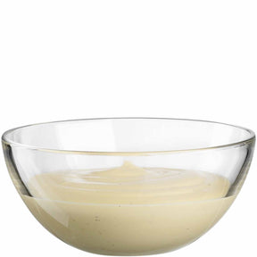 Glassschale mit cremefarbener Flüssigkeit gefüllt, klares Glas