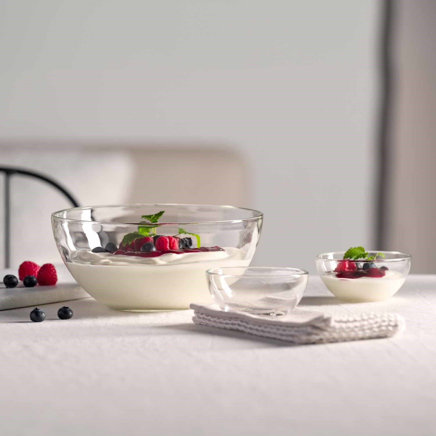 Schalenset S CUCINA 5-teilig mit Beeren und Minze auf hellem Untergrund