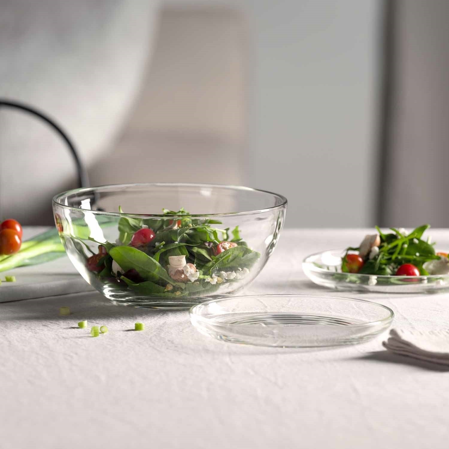 Set CUCINA mit Glasschalen und Tellern auf gedecktem Tisch