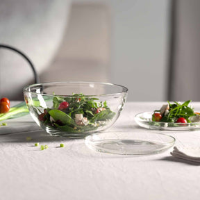 Set CUCINA mit Glasschalen und Tellern auf gedecktem Tisch