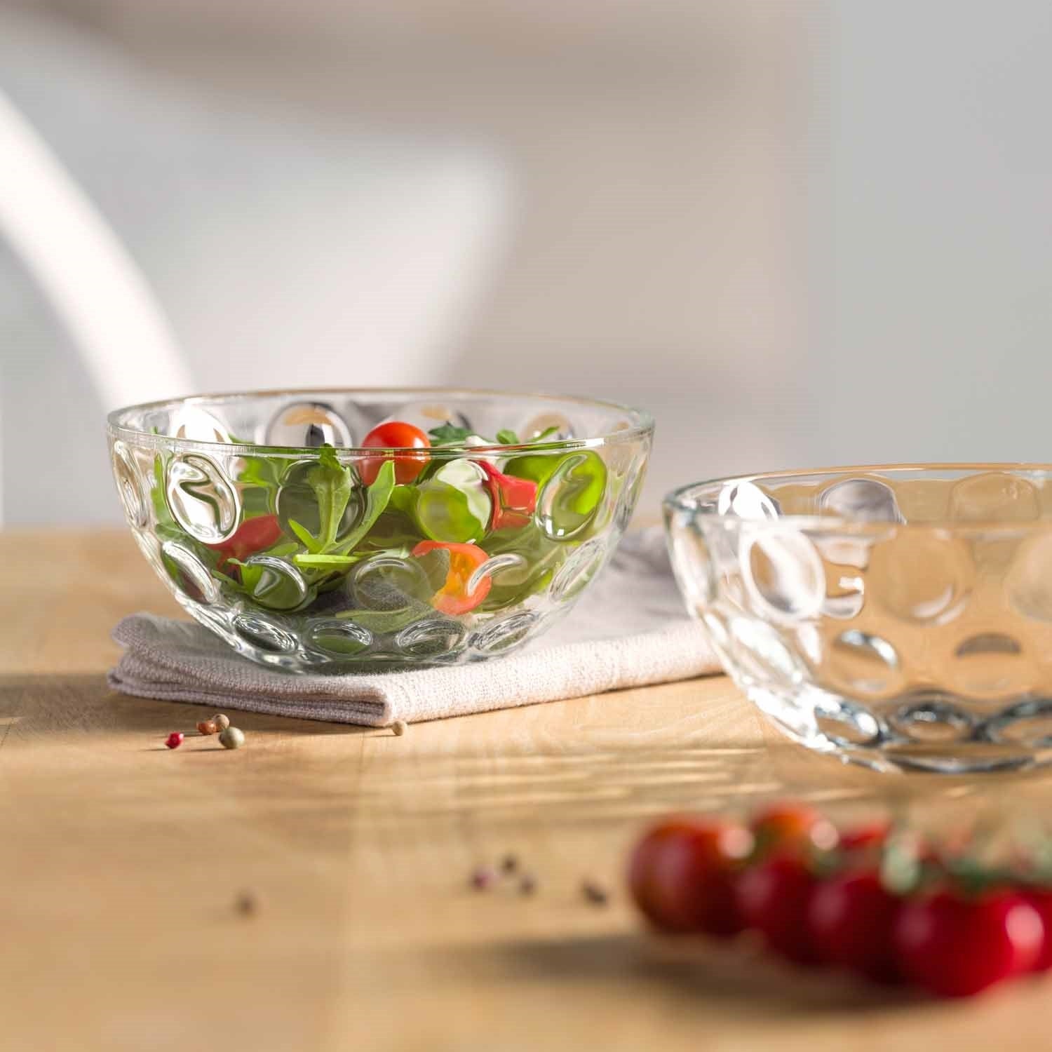 Schale CUCINA OPTIC mit Salat und Gemüse auf Holztisch
