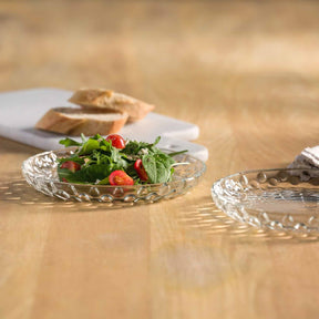 Teller CUCINA OPTIC mit Salat auf gedecktem Holztisch