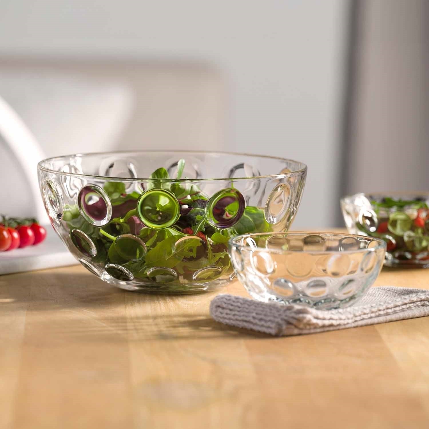 Schalenset L CUCINA OPTIC mit grünen Paprikascheiben auf Holzoberfläche arrangiert