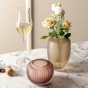 Champagnerglas BRUNELLI auf Marmortisch mit Blumenstrauss und Dekoration
