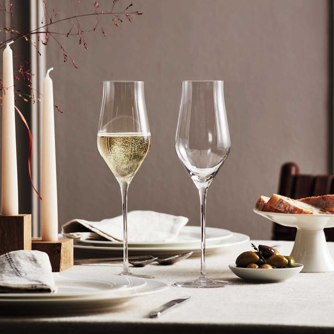 Champagnergläser BRUNELLI auf gedecktem Tisch mit Besteck und Dekoration