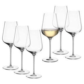 Sechs klare Rieslinggläser, eins mit Weißwein gefüllt