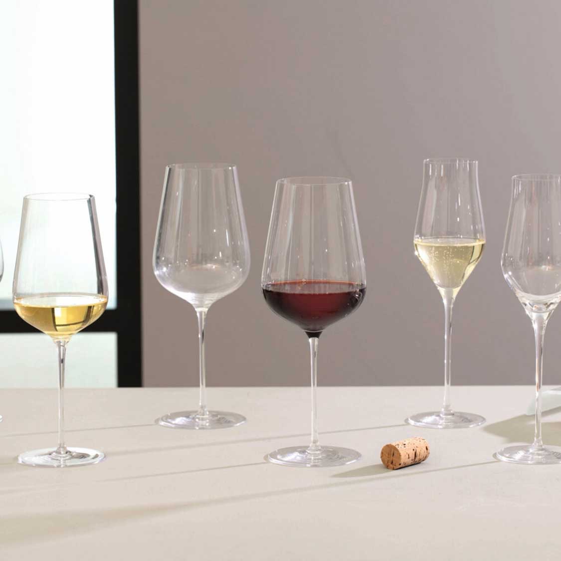 Rotweingläser BRUNELLI mit Rotwein und Weißwein gefüllt, Weinglas mit Korken auf Tisch