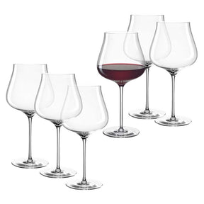 Sechs Burgundergläser BRUNELLI, eines gefüllt mit Rotwein, fünf leer
