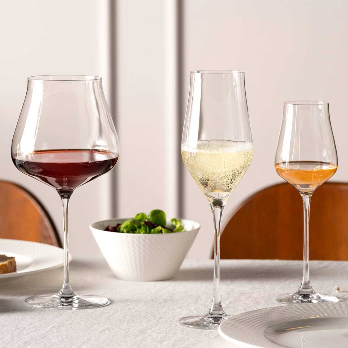 Burgunderglas BRUNELLI mit Rotwein, Champagner und Dessertwein auf gedecktem Tisch