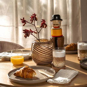 Trinkglas BRUNELLI auf gedecktem Frühstückstisch mit Croissant und Dekoration