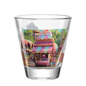 Trinkglas mit buntem Druck eines rosa-farbenen Marktbudes und Parklandschaft