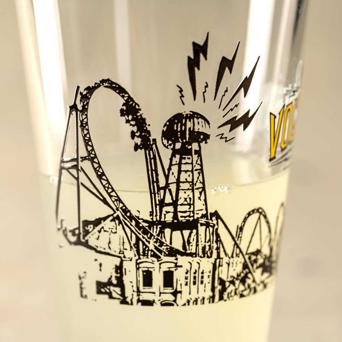 Trinkglas Europa-Park Voltron mit Achterbahn-Motiv und Schriftzug