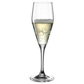 Sektglas TWENTY 4 mit Sekt gefüllt vor weißem Hintergrund