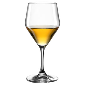 Weißweinglas TWENTY 4 mit Weißwein gefüllt, freigestellt