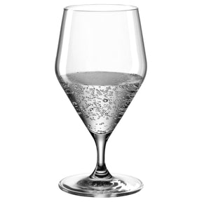 Wasserglas TWENTY 4 mit Wasser gefüllt, Nahaufnahme vor weißem Hintergrund