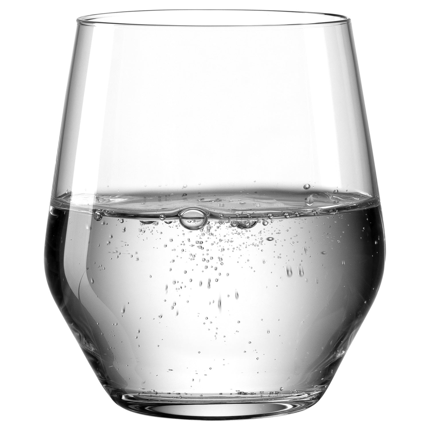 Trinkglas TWENTY 4 mit Wasser gefüllt, vor weissem Hintergrund