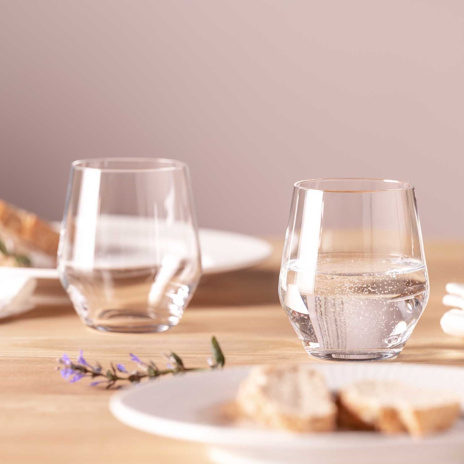 Trinkglas TWENTY 4 auf gedecktem Tisch mit Wasser und Lavender