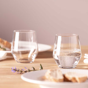 Trinkglas TWENTY 4 auf gedecktem Tisch mit Wasser und Lavender