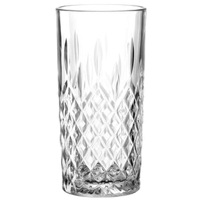 Klares Trinkglas LIMITED EDITION mit geometrischem Schliffmuster, freigestellt vor weissem Hintergrund